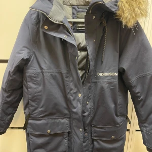 Vinterjacka Didriksons - En mycket varm och fin Didriksons vinterjacka, använd endast några gånger, i mycket bra skick. Nypris - 3 000kr