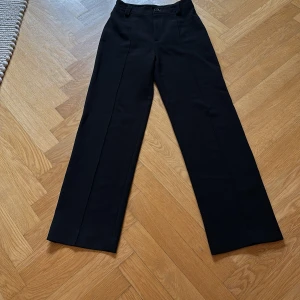 Kostymbyxa  - Svart kostymbyxa i storlek 36 från Zara.