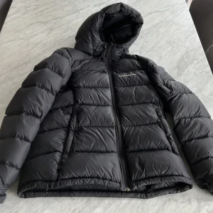 Peak performance jacka - Storlek S topp skick förutom lilla hålet på armen syns inte när man har på sig den passar bra nu till hösten/vintern köpt för 2300. 