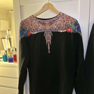Marcelo burlon  - Marcelo burlon tröja. En riktigt fräck unik tröja som passar väldigt bra med allt. Den är i super skick. Den är xs men är väldigt stor i modellen då den även kan passa s-m.
