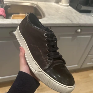 Lanvins - Lanvins skor. Storlek 39 men passar 40/41. Riktigt sköna, skick ungefär 6/10. Bara skriva om ni vlll ha fler bilder eller om ni har någrw frågor pris inte hugget i sten!