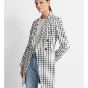 Club Monaco Heleni coat: En snygg kavaj i rutmönster från Club Monaco. Kavajen har en dubbelknäppning och är i en klassisk stil. Den är perfekt för både vardag och fest. https://www.clubmonaco.com/en/women-clothing-outerwear/heleni-coat/501885.html