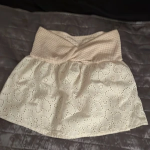 söt topp från shein - säljer denna söta toppen från shein, köpt för 99kr men säljer för 75kr för den e endast använd 1 gång 🥰 