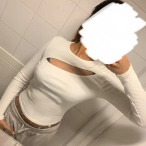 Vit ribbad topp - Fin vit ribbad topp som inte kommer till användning, inte min stil. Små defekter förekommer, men dom är inte så synliga! 💕