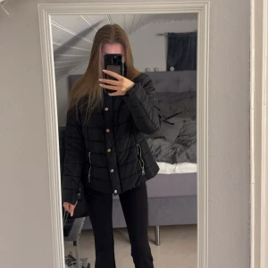 Vinterjacka/ pufferjacks - Säljer en vinterjacka som bara hänger inne i garderoben. Någon annan kommer ha mer nytta av den än vad jag har. Storlek L men passar även mig som är XS/S, bara att den blir lite större som ni ser. Pris 400:- en rejäl jacka. Vid frågor kontakta mig 🫶🏽