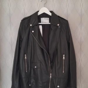 Svart skinnjacka str 40 - Oanvänd skinnjacka från Selected / Femme i storlek 40. Köpt för 2999.95 kr.  Finns i Enskede gård. Katt finns i hemmet.