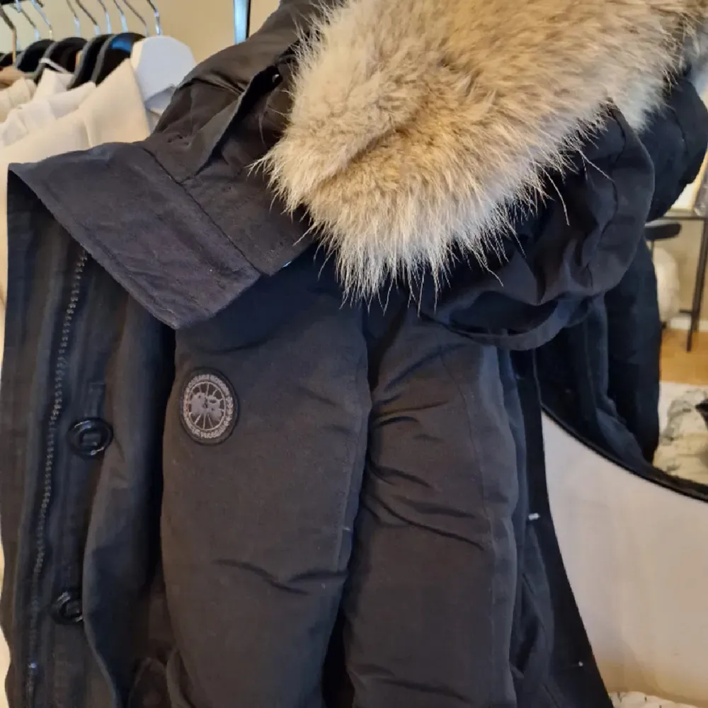 Svart Canada Goose Jacka i Rossclair Parka Black label i storlek S. Köpt två vintrar sen, endast använd en vinter. Nypris 16 000 kr. Mitt pris 7000 men går absolut att diskutera. Inga märkbara fel på jackan, kan dock behöva kemtvätt.   Göteborg 📍. Jackor.