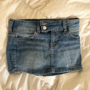 Jeans kjol - Frågor om plagget är det bara att kontakta privat 💕