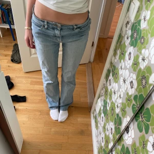 Supersnygga jeans! - Jättesnygga low waist bootcut jean som jag köpte väldigt dyrt här på plock (säljer billigare än vad jag köpte dom därav priset!) ljusblåa med supersnygg tvätt säljer då dom inte så ofta kommer till användning🎀 passa någon som är mellan 1.60-1.75 typ💗