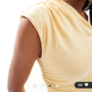 ASOS ljusgul enaxlad klänning - Så söt klänningen från asos, beställde till ett bröllop men använde en annan klänning istället, därav helt oanvänd men jag hann inte skicka tillbaka paket i tid! 