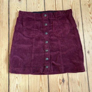Fin röd kjol av Brandy Melville - Nyskick! Köpt i Bryssel för några år sedan men aldrig använd 🤣