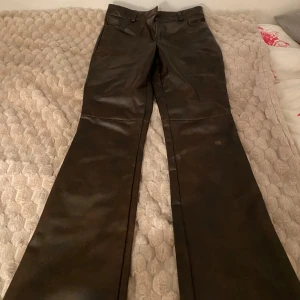 Skinnbyxor - Säljer dessa snygga bruna skinnbyxor då jag tyvärr inte får på mig de längre! Bra skick, utsvängda längre ner i benen. Skulle nog passa någon som vanligtvis har storlek S/XS💕 Säljs för 80kr!