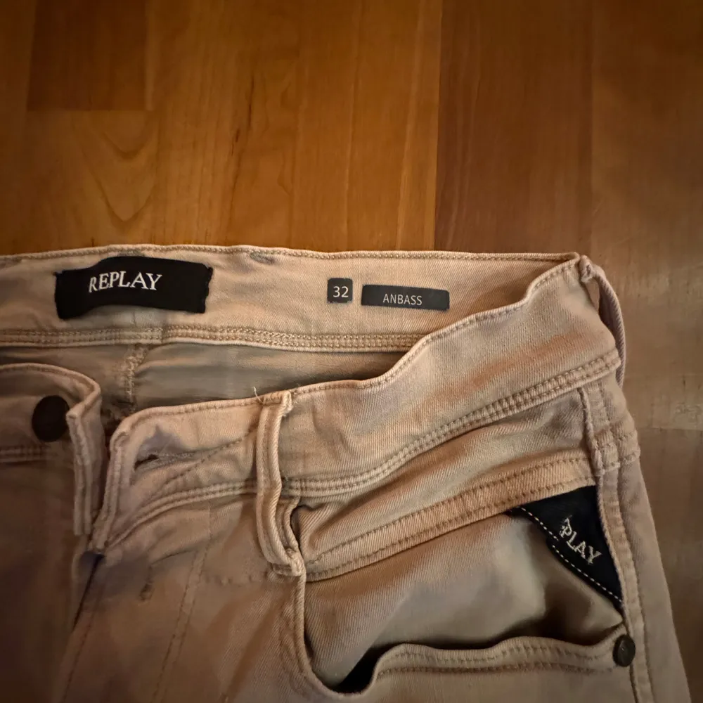 Säljer ett par snygga beige Replay Hyperflex Anbass jeans i storlek 32. De är superstretchiga och bekväma, Byxorna har en slim passform och klassisk femficksdesign. Perfekt för dig som vill ha stil och komfort i ett!. Jeans & Byxor.