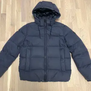 Alta Down jacket GANT. Jackan är i fint skick. Använd i enstaka tillfälle. Storlek M. Säljer den just för att den passar mig i storleken längre och bara stått, färgen är i speciell blåfärg. Kvitto finns, nypris 4500 