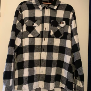 Flanellskjorta från Dickies - 69 cm från axel till nederkant 54 cm axelbredd Fint skick