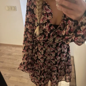 Klänning  - Super fin klänning som är från zara som inte kommer till användning, använd fåtal gånger skriv för fler bilder eller frågor ❤️