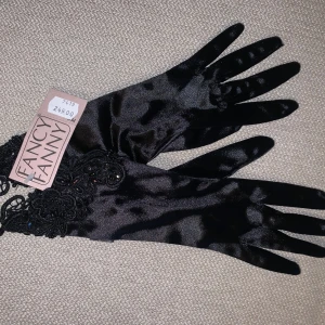 Svarta handskar - Superfina handskar med detaljer!   Passar tilö halloween & bal & formella tillställningar