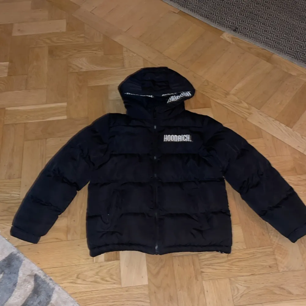 Säljer en svart hoodrich din jacka som är som ny. Inga tecken på skador på jackan. Passar 10-12 åringar/135-140. Ny pris från JD sports där den köptes är 1100kr mitt pris är endas 600kr. (Pris kan diskuteras). Jackor.