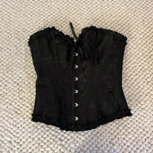 Korsett - Säljer korsett, använd 1 gång. Perfekt till halloween eller nått liknande. Pris går att diskuteras