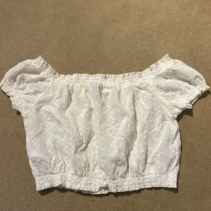 Barntopp vit - HM - Topp köpt från HM i vit, storlek 170!  Toppen har ett vit håligt  och blommigt mönster🤍 