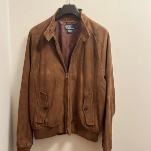 Ralph Laurent jacka  - Säljer än fin Ralph Lauren jacka i mocka. väldigt härlig i hösten. Ny pris är 6,700kr. Tveka inte på att höra av er vid flera frågor 