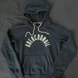 Mörkblå hoodie/huvtröja från Abercrombie & Fitch i mycket fint skick. Storlek small.  Kommer från ett djur- och rökfritt hem.