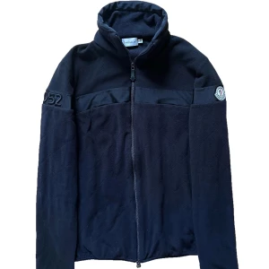 Moncler Cardigan Fleece  - - Svart  - Storlek: Medium - Fint skick (9/10) - Nypris: 7000 SEK