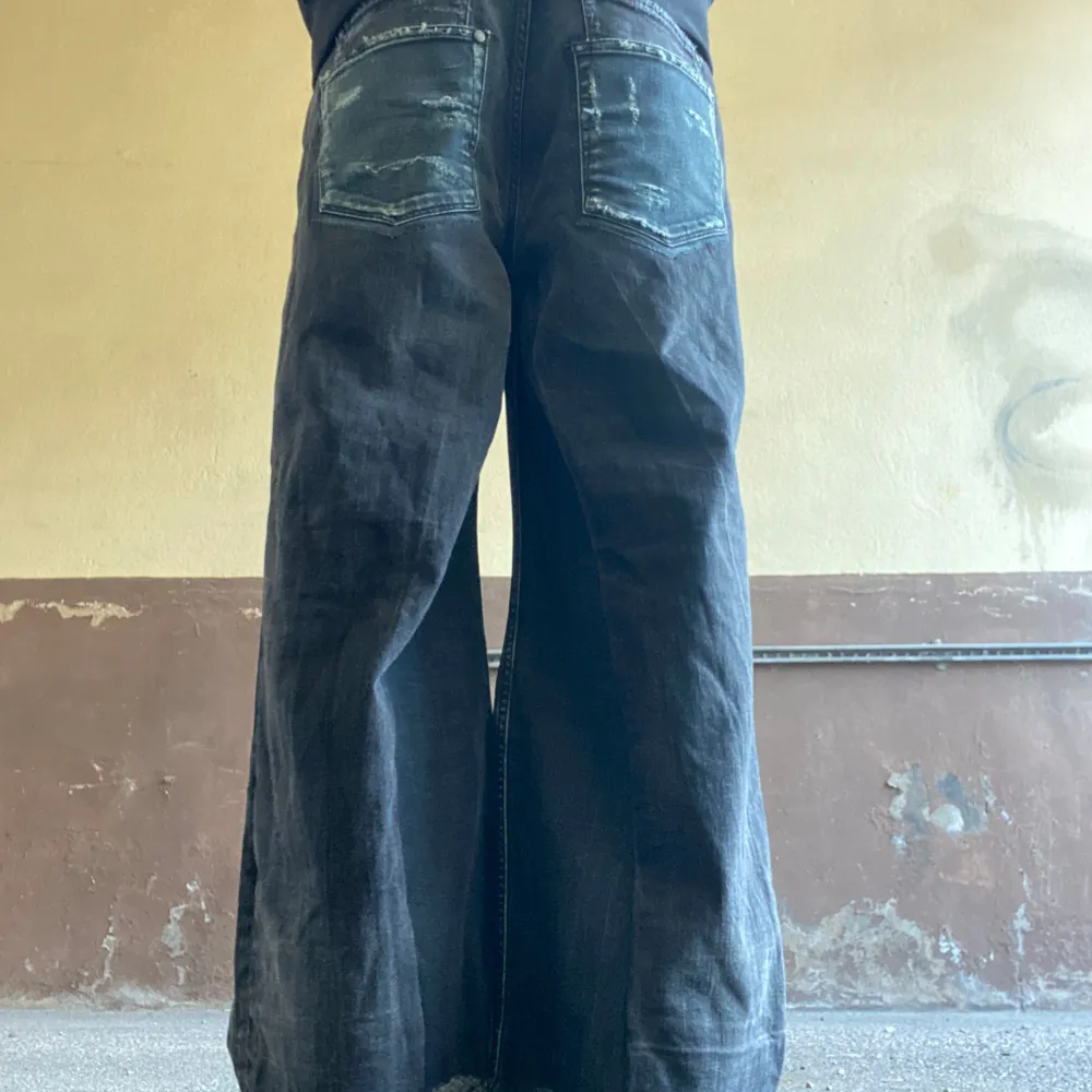 Säljer mina handgjorda svarta baggy flared jeans med dubbla bakfickor och distressing detaljer. Storlek 34 eller 44cm i midjan, 100cm långa och 30,5cm i benöppningen. Hör av dig om du undrar något!. Jeans & Byxor.