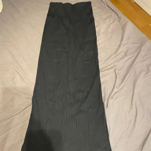 Lång kjol  - Svart ribbad lång kjol. Använd 3/4 gånger