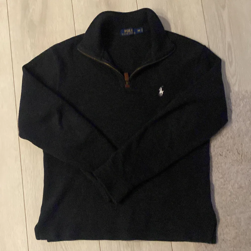 Säljer denna feta Ralph lauren stickade zip up tröjan som är perfekt till vintern och hösten och väldigt trendig just nu. Priset är inte hugget i sten!. Hoodies.