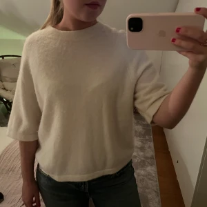 Other stories tröja  - Säljer min as snygga trekvartsärmade stickade tröja från other stories. Helt oanvänd i den vita färgen. 