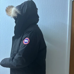 Canada goose jacka  - Jättefin Canada goose jacka i mycket bra skick, använd bara en gång och säljer vidare eftersom jag inte använt den. (: Storleken skulle passa mellan M/L och den är i längre version. Pälsen är äkta och i perfekt skick. Pris kan diskuteras 