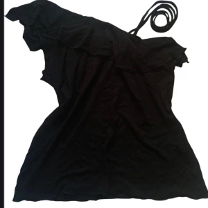 Söt linne - Sött svart linne man knyter runt ena axeln. 