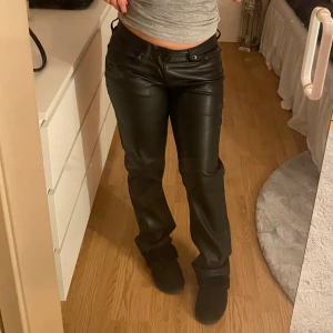 Svarta skinnbyxor - Säljer ett par snygga svarta skinnbyxor i lågmidjad modell. Säljer för att de inte kommer till användning!🥰 inget slitage eller defekter.