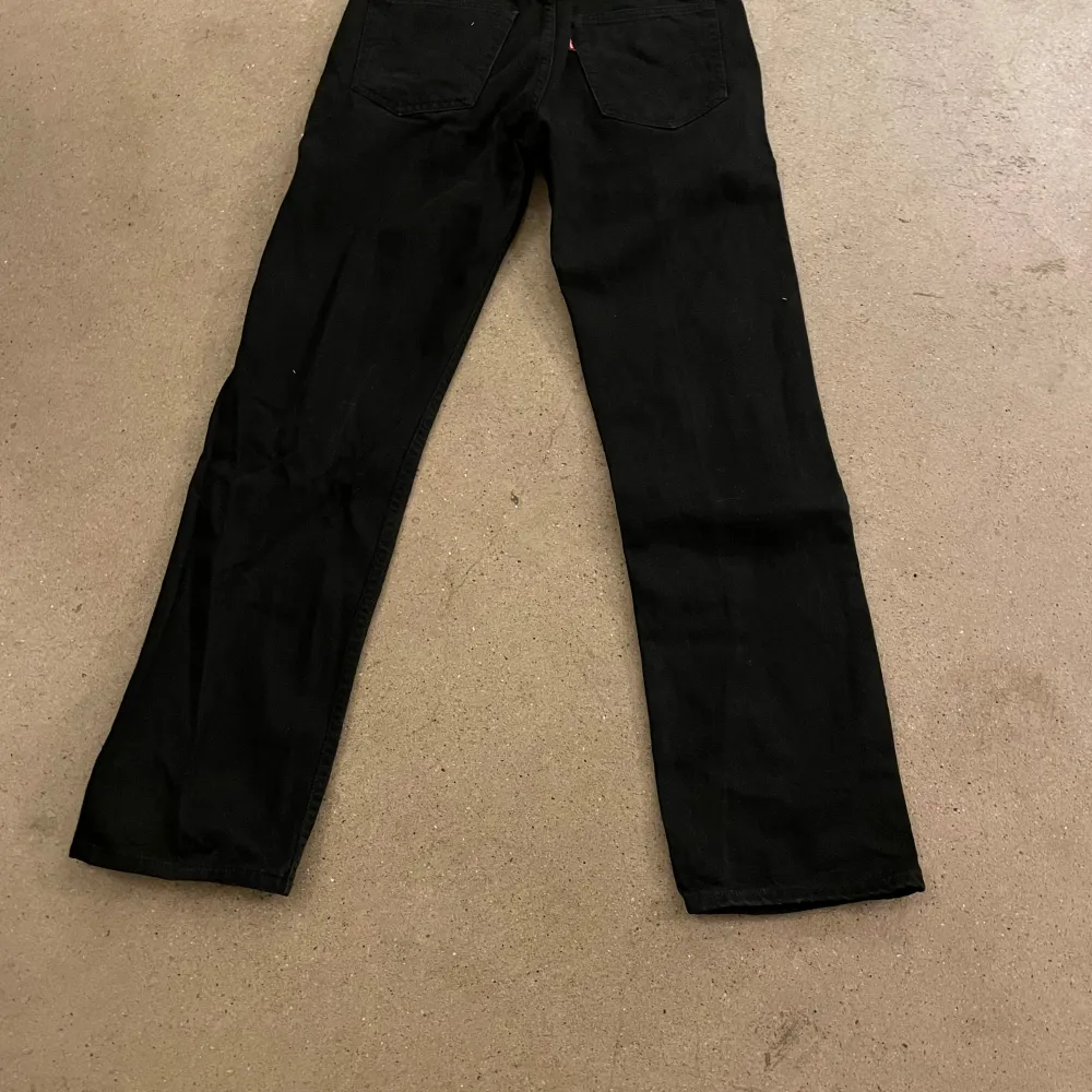 Svarta Levis 752. Skriv om intresserad. Priset är ej fast.. Jeans & Byxor.