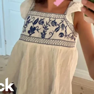 blus - Säljer denna gulliga blus, inte min egna bild!!❤️