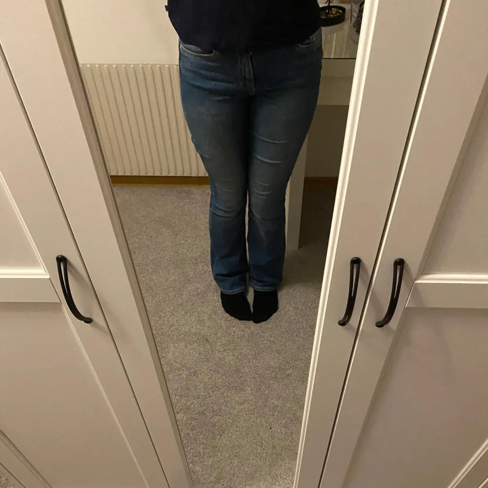 Säljer ett par snygga blå jeans från ONLY i storlek S. De har en klassisk bootcut passform. Jeansen är i bra skick och är midwaist. Längden passar mig som är 170 cm. Jeans & Byxor.