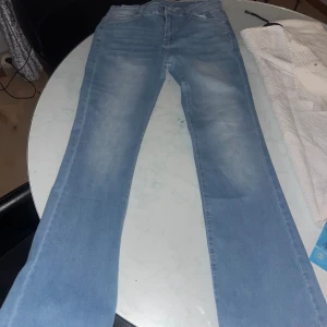 Utsvängda jeans från Shein  - Helt nya utsvängda jeans från Shein, endast provade. Storlek L