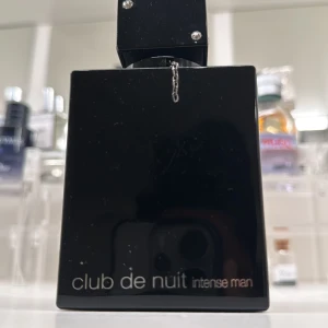Club de Nuit Intense Man Parfym - Säljer en elegant och intensiv sample från Armaf, Club de Nuit.  Perfekt för kvällar och speciella tillfällen. Doften är kraftfull och maskulin, vilket gör den till ett utmärkt val för den självsäkra mannen.
