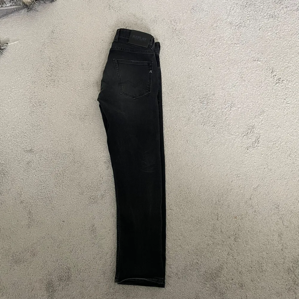 Säljer mina helt nya replay jeans, bara test använt dom och jag gillade inte de, men 650kr helt nya W29 L32 perfekt storlek.. Jeans & Byxor.