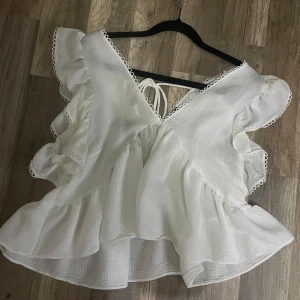 Blus - En väldigt gullig blus, den har knyte där bak💕