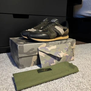 Valentino rockrunners - Mörkgröna Rockrunners bra skick. Storlek 42 men passar till 43 också. Dustbag och kort kommer med.  
