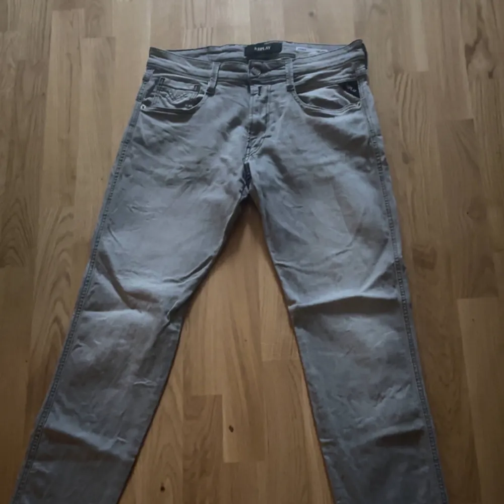 Säljer mina replay jeans pågrund av att jag inte har användning av dom längre. Dom är i jätte bra skick 9/10! Storlek 31. Jeans & Byxor.