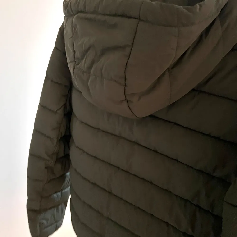 Lyle & Scott jacka i storlek M herr, passar även dam. Modell Lightweight Puffer Jacket. Aldrig använd, köpt för 1500kr men säljs för 500kr. Pris går att diskutera vid snabb affär. . Jackor.