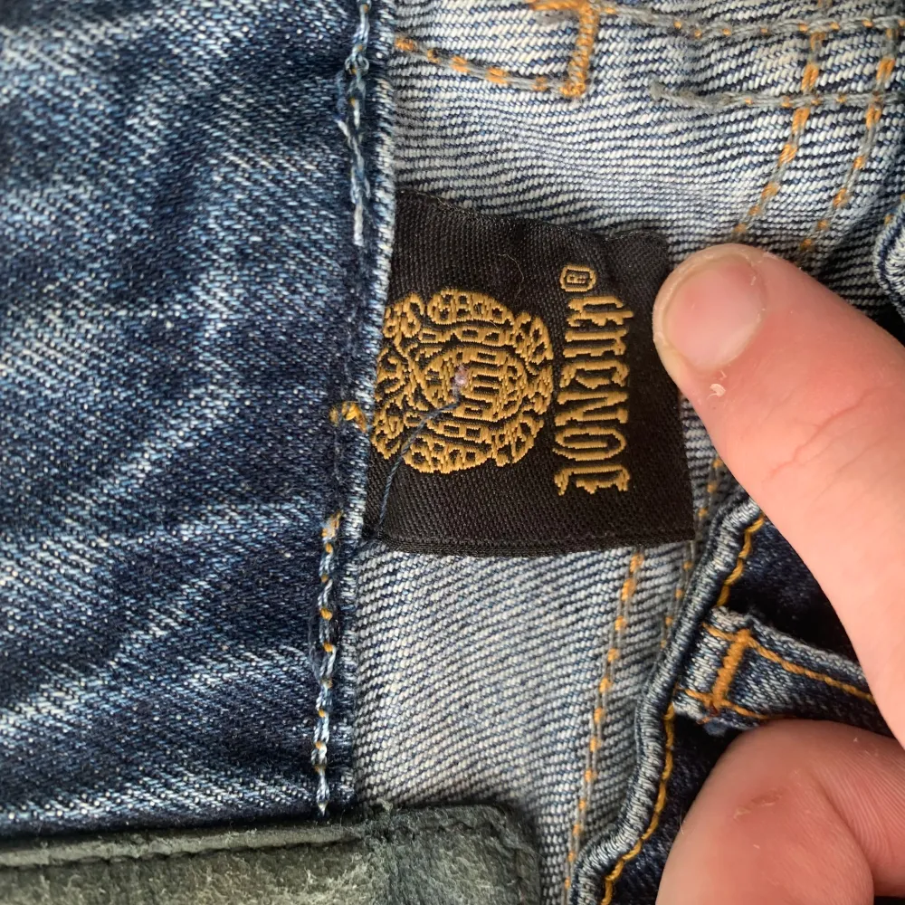 Riktigt fina Dondup slimfit jeans. Skick 9/10. Skulle säga att de sitter ungefär som w32-w33, l32-l34. Riktigt snygg färg utan slitningar. Skriv för fler bilder eller vid funderingar 🙌😁. Jeans & Byxor.