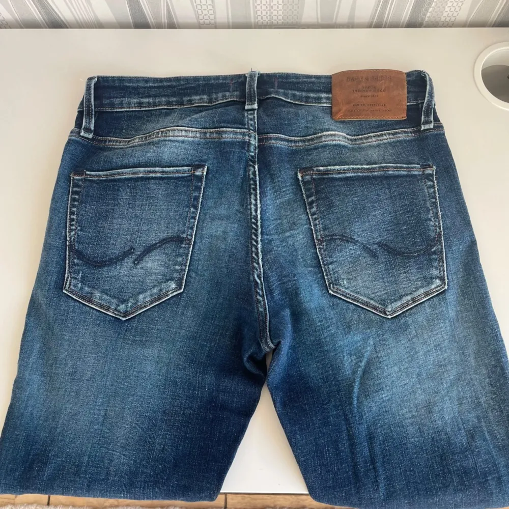  Tjena, säljer mina Jack and Jones Jeans  i den trendiga modellen slim Glenn. Jeansen är knappt använda, cond 9/10. Nypris: 1100kr, hör av er vid minsta intresse. Jeans & Byxor.