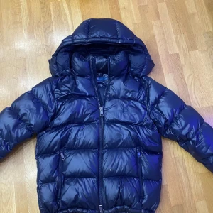 Ralph Lauren jacka - Nu säljer denna riktigt feta Ralph Lauren jacka i färgen blå. Den har tyvärr ett litet hål men som kan enkelt fixa. Priset går såklart att diskutera om.