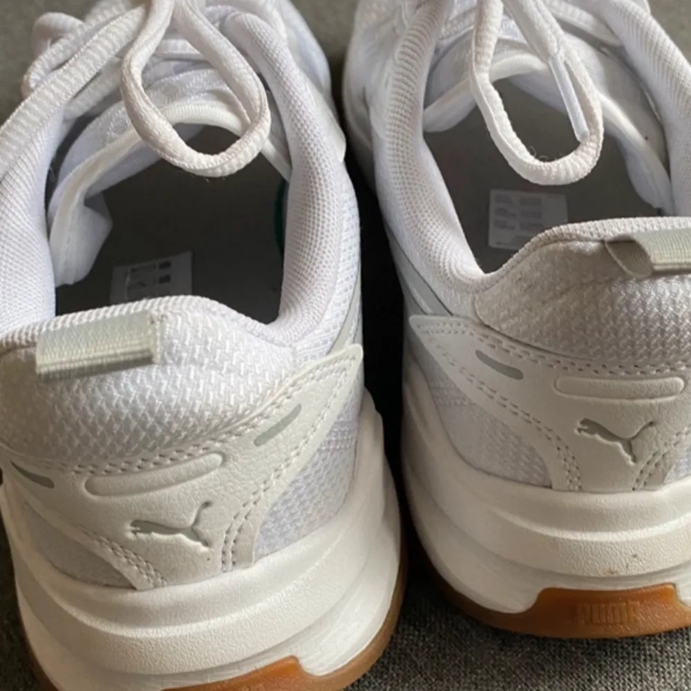 Sneakers Puma strl 41 (UK 7,5) använda en gång, säljes pga fel storlek  Innermått 26,5cm Kommer från djur-och rökfritt hem. Skor.