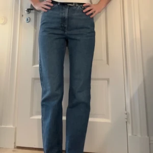 Weekday Jeans (Rowe) - Säljer ett par snygga jeans från Weekday i modellen ”Rowe”. Stl. W27L30. Jättefint skick, säljs pga behov av garderobsrensning. 100 kr + frakt! 🤓🥰