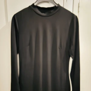 Svart långärmad tröja från Even&Odd - Säljer en stilren svart långärmad tröja från Even&Odd. Perfekt för både vardag och fest. Tröjan har en enkel design med en normal passform och är tillverkad i ett mjukt material som känns skönt mot huden. Ett måste i garderoben för alla säsonger!